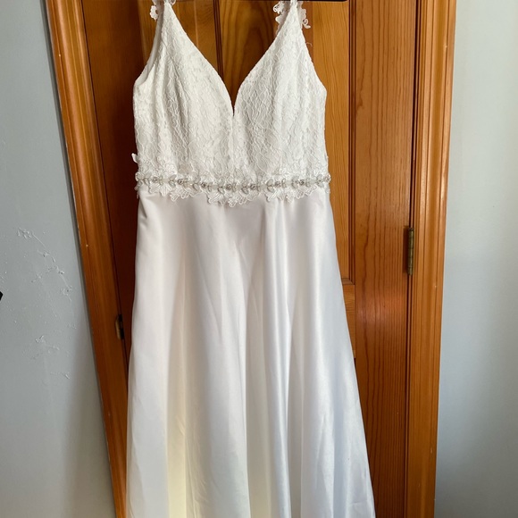 Dresses & Skirts - Beautiful wedding dress size 10. Bought but never worn.